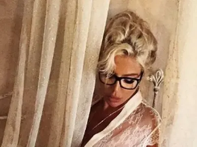 Андреа се пусна без гащи (Горещи снимки)