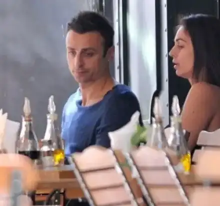 Бербатов се прозява от скука край жена си