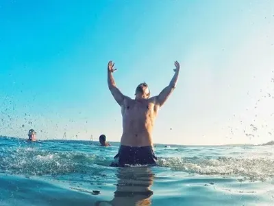 Бившият на Мария Илиева бройка гаджета на плажа! Наско Колев и изваяното му тяло са атракция за мацките