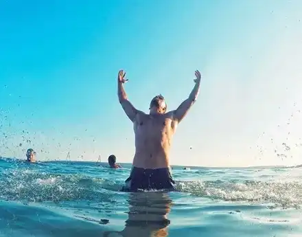 Бившият на Мария Илиева бройка гаджета на плажа! Наско Колев и изваяното му тяло са атракция за мацките