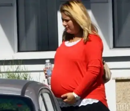 Бременната Лора Крумова зарязана от мъжа си! ТВ водещата се върна по спешност от морето в София