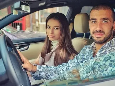 Цвети Стоянова сияе с гаджето, двамата са неразделни (Снимки)