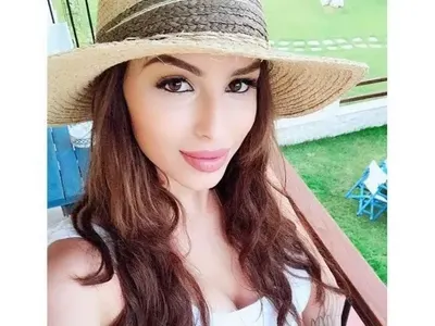 Цвети Стоянова сияе с гаджето, двамата са неразделни (Снимки)