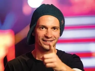 Део яде хляб за 7 лв.