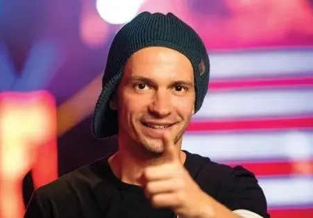 Део яде хляб за 7 лв.
