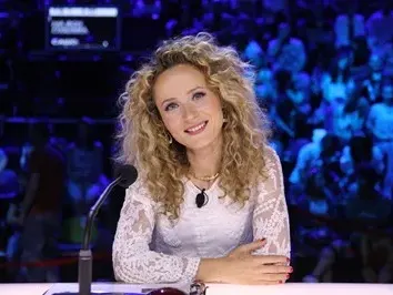 Деси Добрева учи щерка си да шие