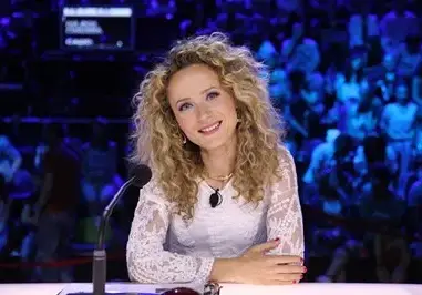 Деси Добрева учи щерка си да шие