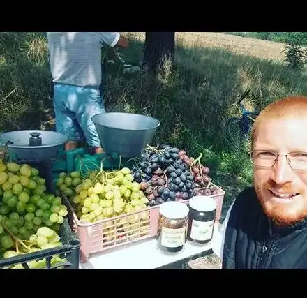 Фермерът Яни удари 100 бона, но върти сергия на пътя