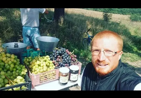 Фермерът Яни удари 100 бона, но върти сергия на пътя