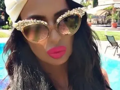 Фотосесията храни червеи на село