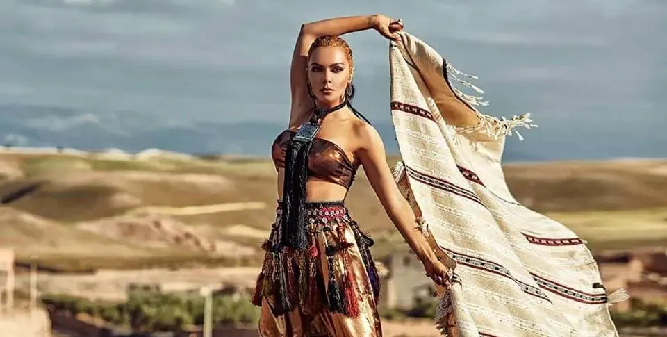 Галена вее зърна, щавени кожи и цака кеш в Маракеш