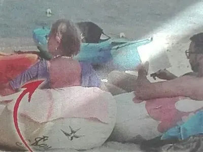 Хекимян се ошишка, тресе коремче и паласки на море с мама (Папарашки снимки)