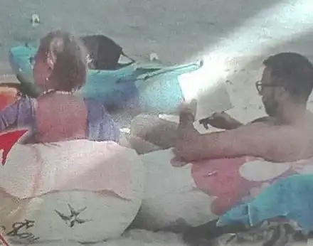 Хекимян се ошишка, тресе коремче и паласки на море с мама (Папарашки снимки)