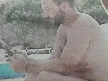 Хекимян се ошишка, тресе коремче и паласки на море с мама (Папарашки снимки)