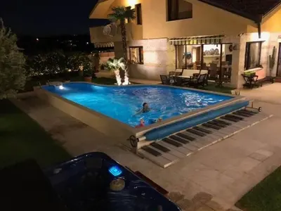 Катя от „Ритон“ разкри какво прави нощем - сама в тъмното, по оскъдно облекло, след което става мокра... (ФОТО)