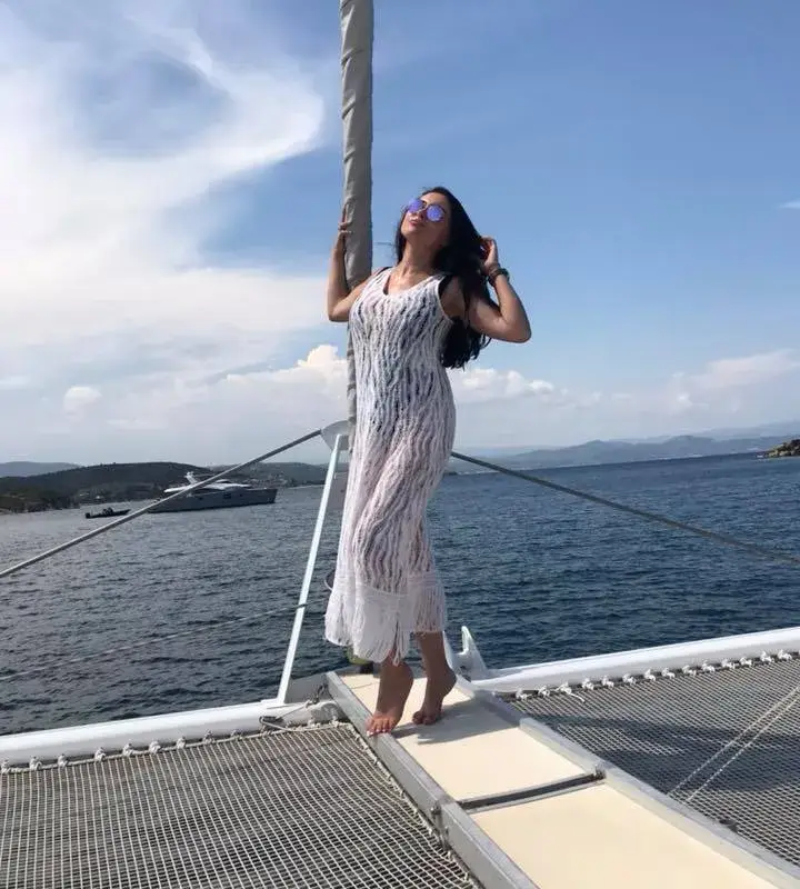 Клюкарката Лили заряза бебето и хукна по почивки