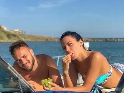 Криско с гаджето на яхта