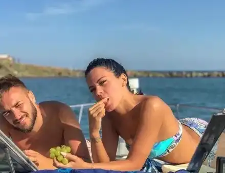 Криско с гаджето на яхта