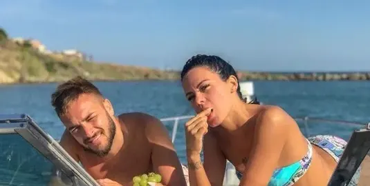 Криско с гаджето на яхта