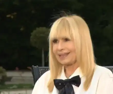 Лили неразделна с парфюма