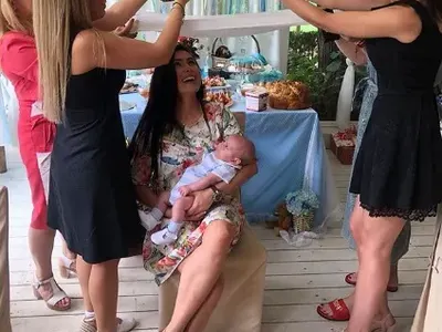 Лили показа погачата на бебето