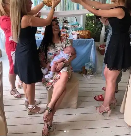 Лили показа погачата на бебето