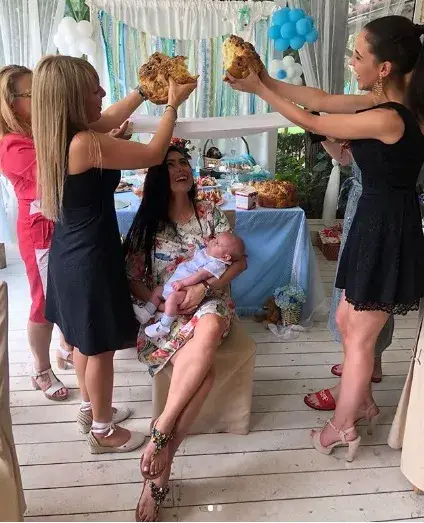 Лили показа погачата на бебето