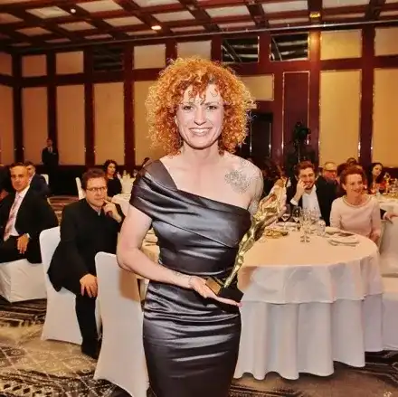 Люси Дяковска ходи без сутиен