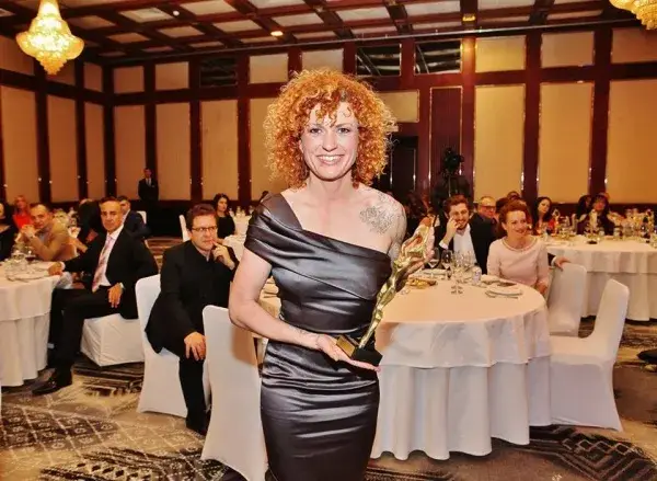 Люси Дяковска ходи без сутиен