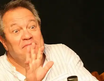 Мамалев флиртува с чужди жени! Целува пищна блондинка край морето