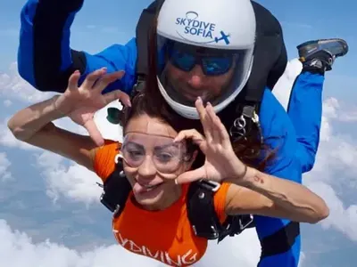 Миска скача от 4500 метра