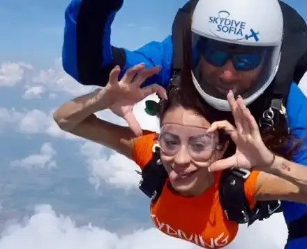 Миска скача от 4500 метра