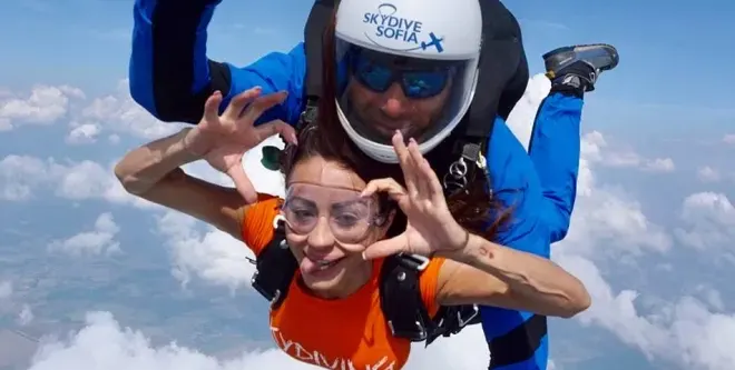 Миска скача от 4500 метра