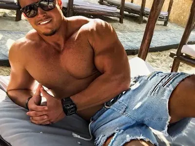 Марио от „София ден и нощ”  си показвал дупето за 120 лева! Фенка му завряла 20 лева в гащите