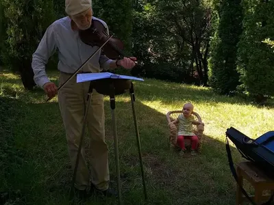 Матилда на  Финци проходи, 85-годишният татко й свири на цигулка