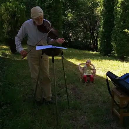 Матилда на  Финци проходи, 85-годишният татко й свири на цигулка