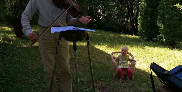 Матилда на  Финци проходи, 85-годишният татко й свири на цигулка