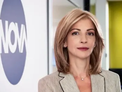 Миа Сантова скарана с всички в Нова! Водещата на нож с Лора Крумова и Даниела Тренчева