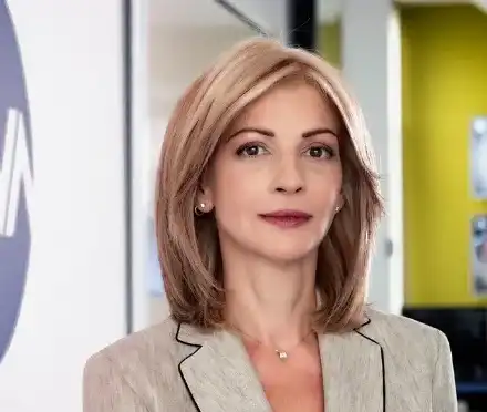 Миа Сантова скарана с всички в Нова! Водещата на нож с Лора Крумова и Даниела Тренчева