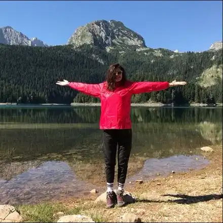 Михаела Филева спи в гората на палатка