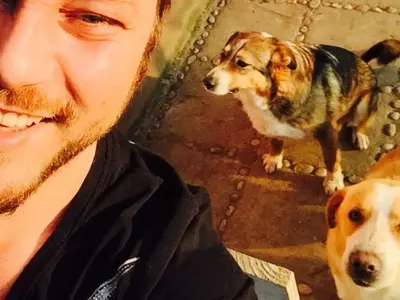 Миро отглежда 5 кучета и 2 котки, съседите му пропищяха от ужасната смрад