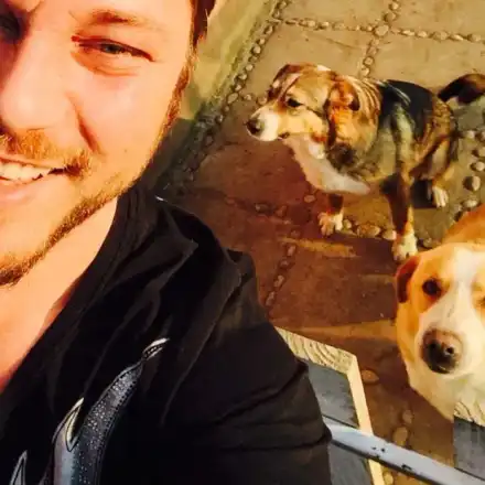 Миро отглежда 5 кучета и 2 котки, съседите му пропищяха от ужасната смрад