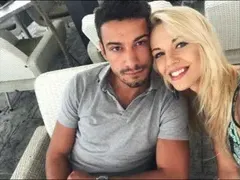 Натали Трифонова опъна гаджето си милионер да й мъкне торбите, красавицата го товари като магаре