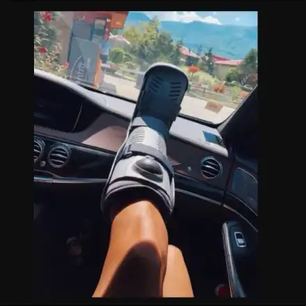 Ни Ло показа извънземен гипс