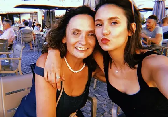 Нина Добрев болезнено привързана към майка си