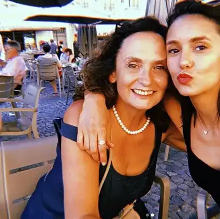 Нина Добрев болезнено привързана към майка си