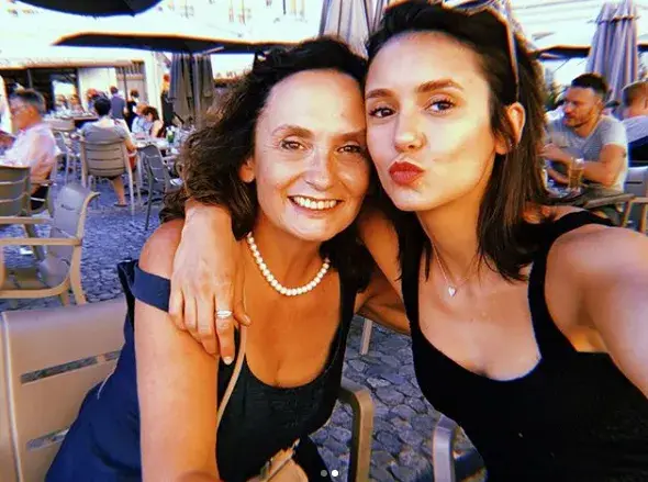 Нина Добрев болезнено привързана към майка си