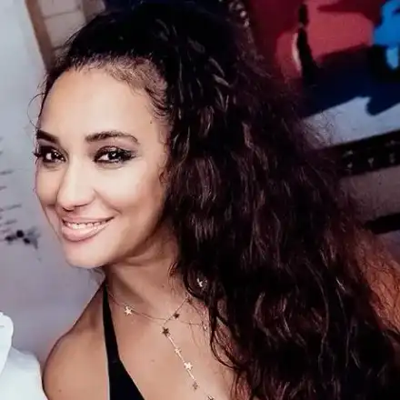 ПЪЛЕН СМЯХ! Вижте как Мария Илиева си преправя снимките, за да е слаба (Фото в оригинал с ШОКИРАЩИ разлики)