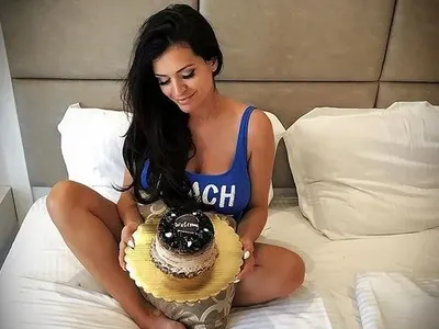 Павел глези бременната Преслава