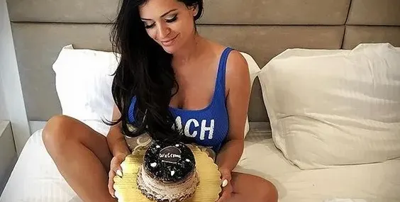 Павел глези бременната Преслава